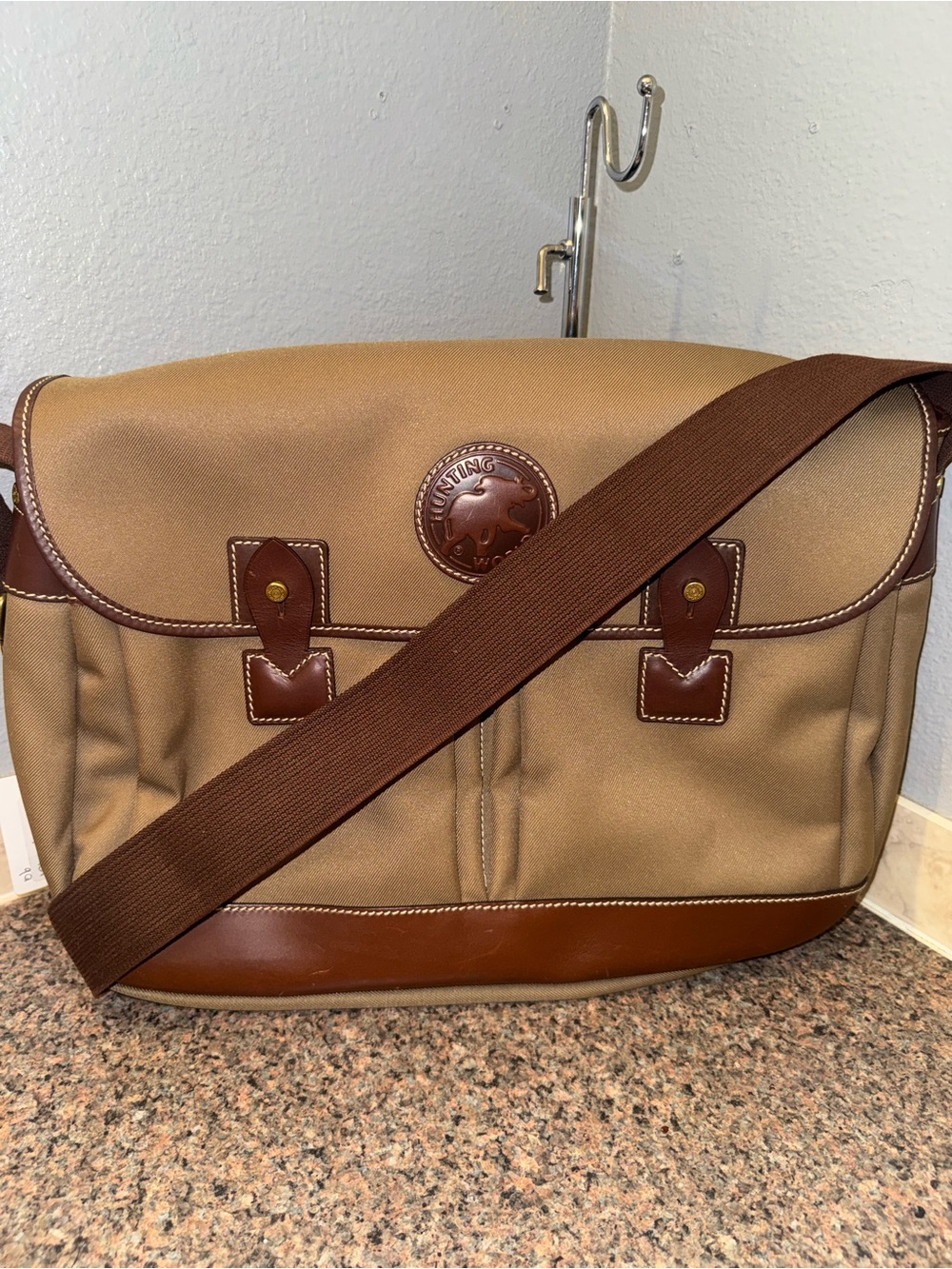 HUNTING WORLD “today Messenger Safari field Crossbody bag” like New